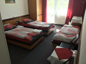 Dreibettzimmer | Schreibtisch, Bügeleisen/Bügelbrett, kostenloses WLAN, Bettwäsche