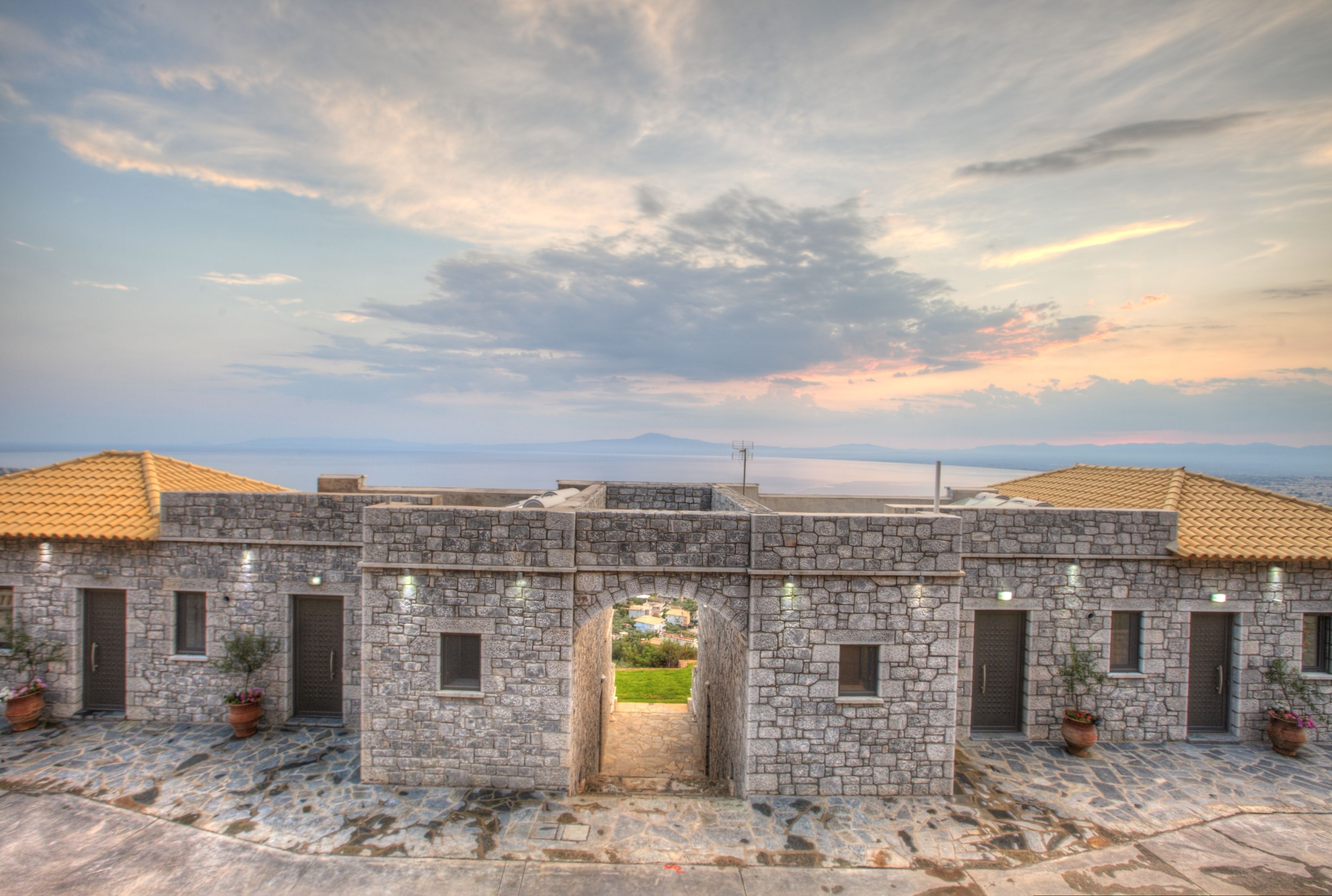 住宿正面 - 傍晚/夜晚