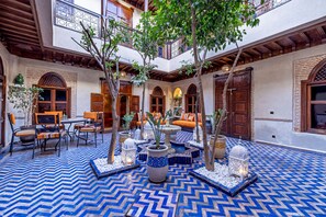 럭셔리 더블룸 또는 트윈룸, 욕조 | 거실 공간 | 책, 음악 라이브러리