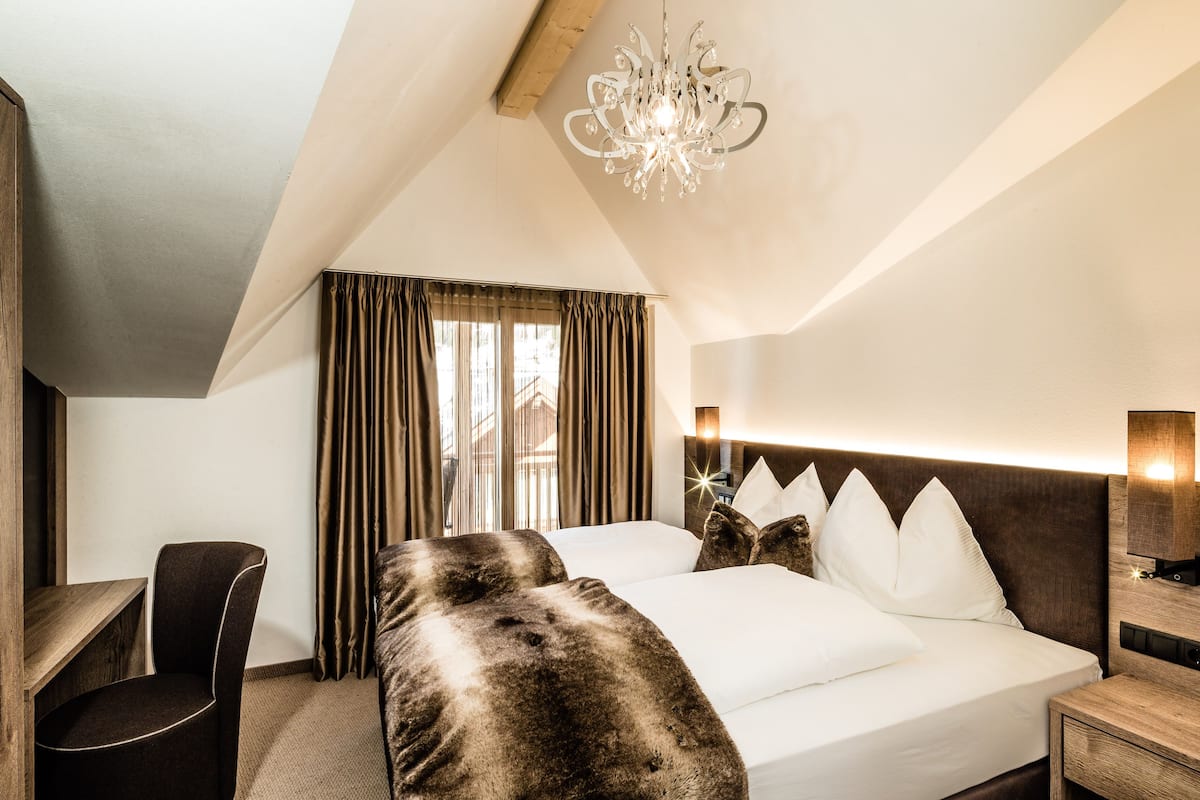 Egyptian cotton sheets, premium bedding, down duvets, minibar
