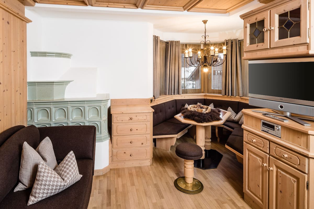Flat-screen TV, DVD player, heated floors