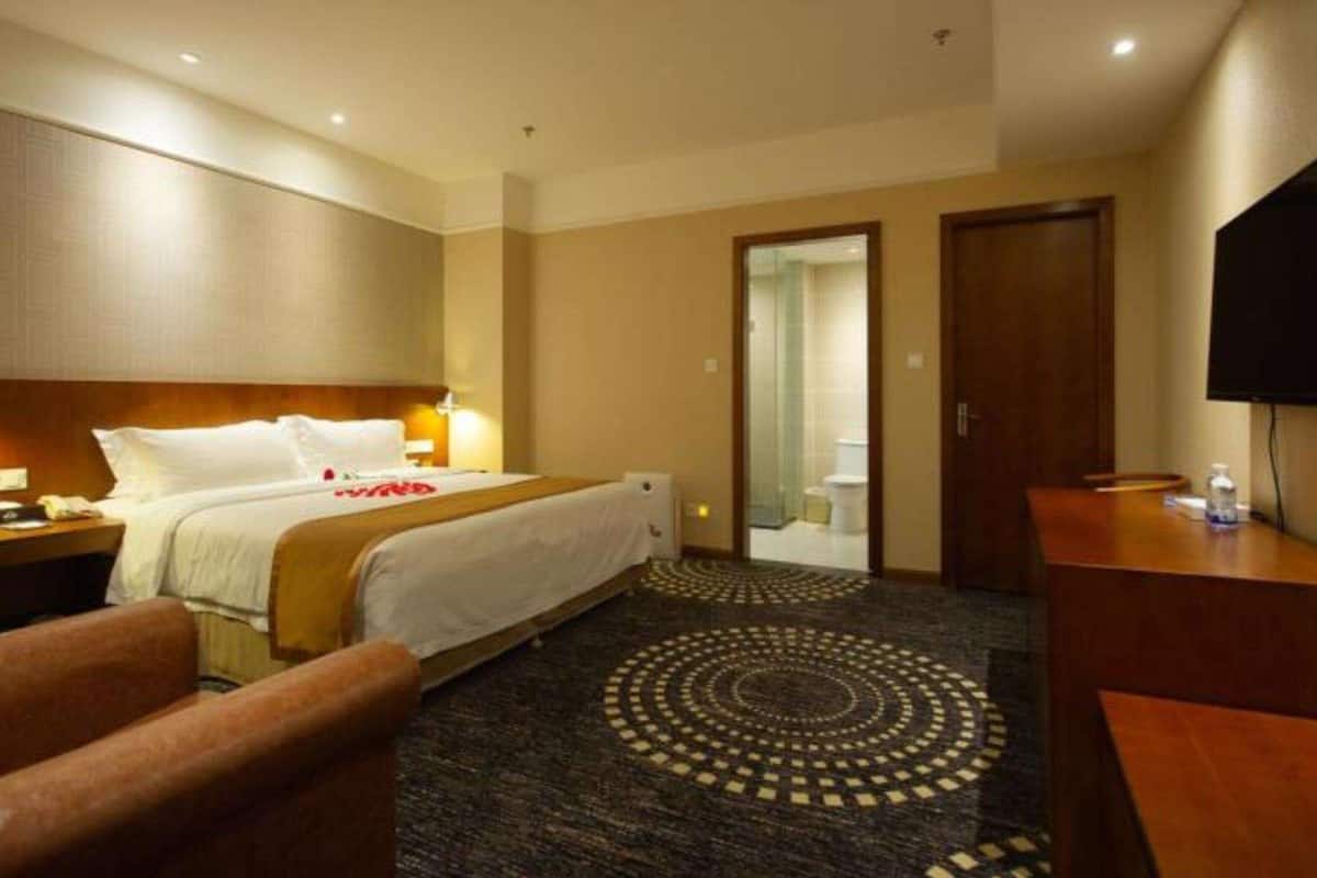Minibar, in-room safe, desk, iron/ironing board