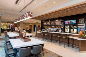 2 restaurantes; se sirve desayuno, almuerzo y cena