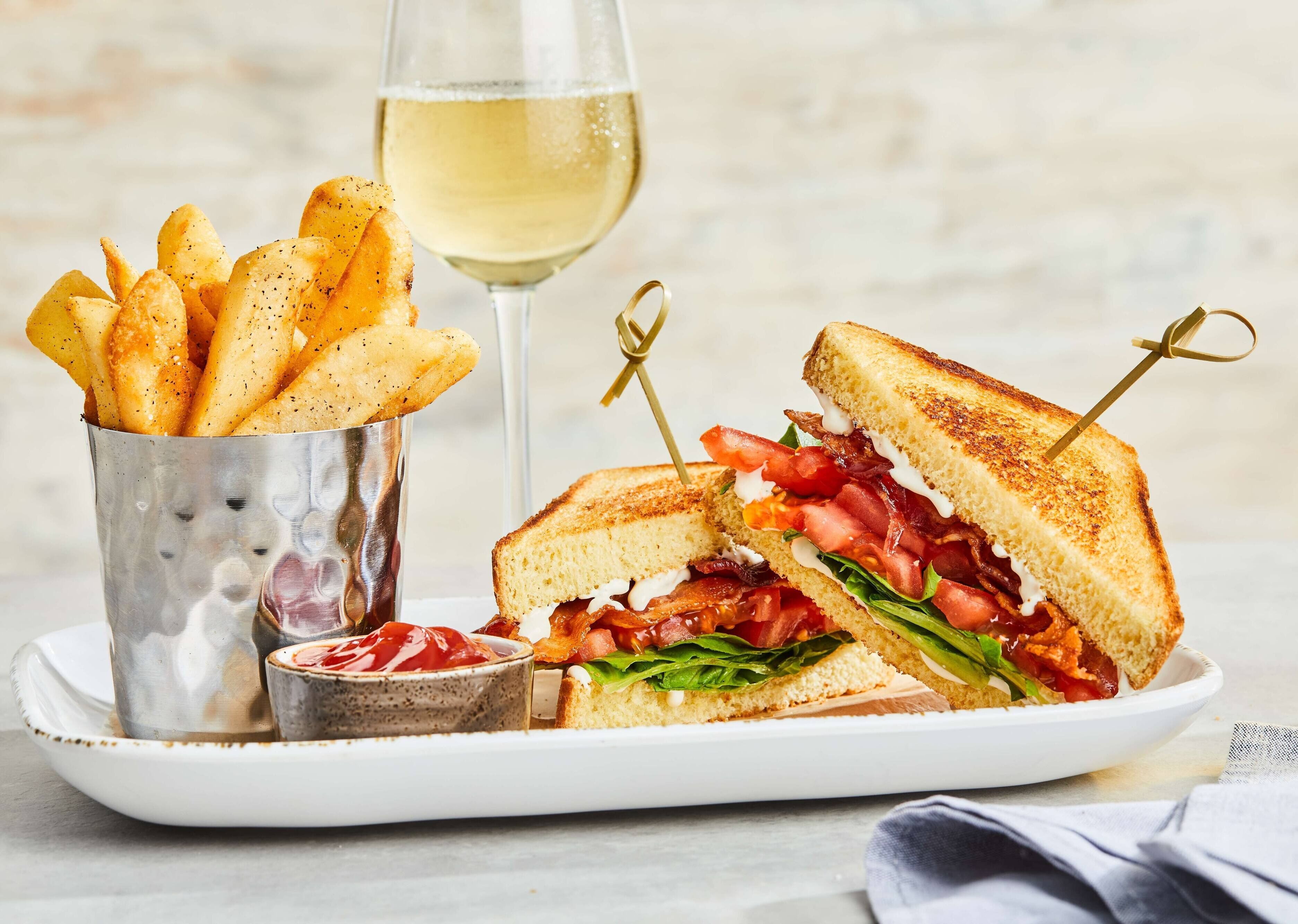 2 restaurants, breakfast, lunch, dinner served; american cuisine