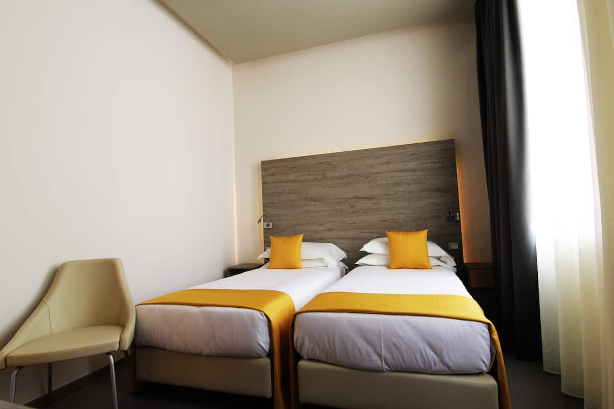 Sengetøy av topp kvalitet, minibar, safe på rommet og skrivebord