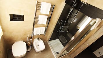 Dusche, kostenlose Toilettenartikel, Haartrockner, Bademäntel