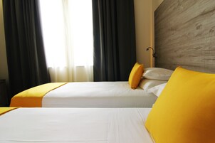 Roupas de cama premium, frigobar, cofres nos quartos, escrivaninha