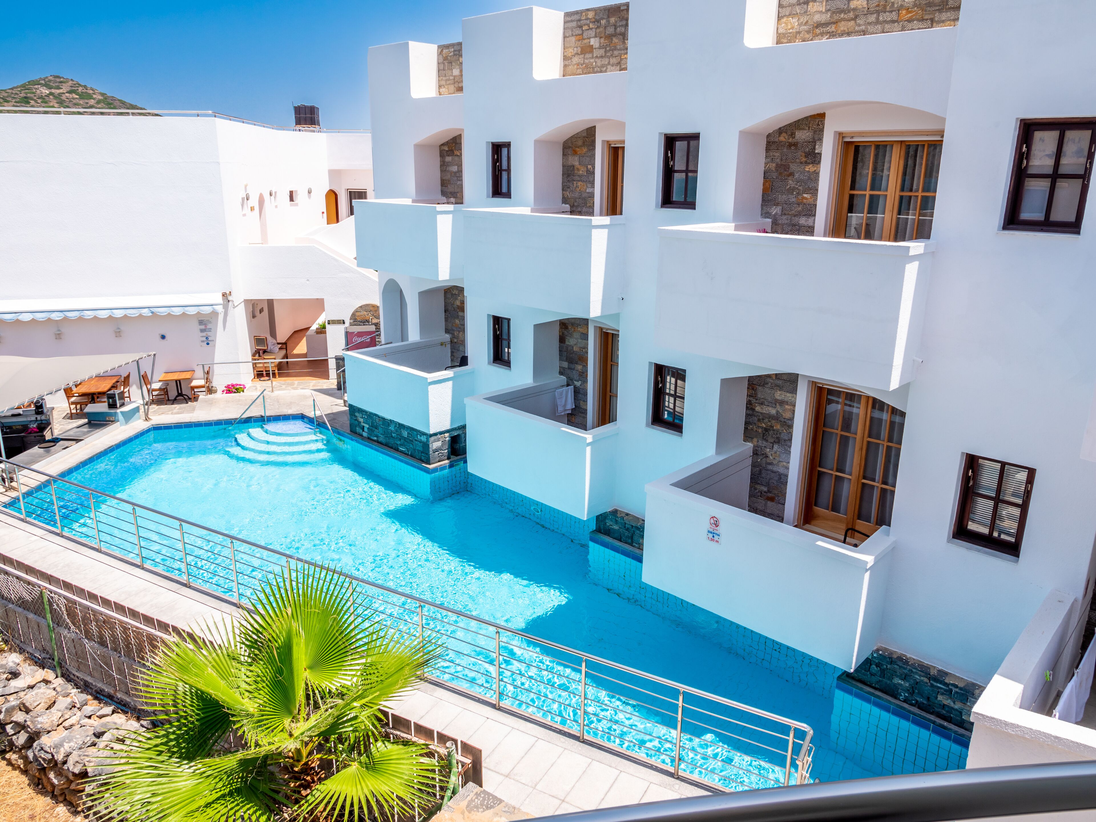 Piscina externa, funciona das 8h às 19h30, guarda-sóis, espreguiçadeiras
