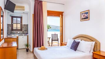 Studio | In-room safe, desk, laptop workspace, blackout drapes