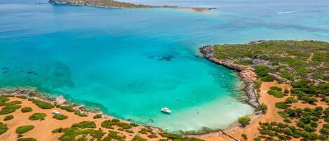 Una spiaggia nelle vicinanze