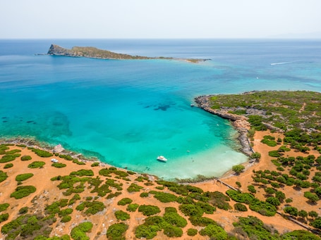 Perto da praia . Elounda Alikes Suites & Studios
