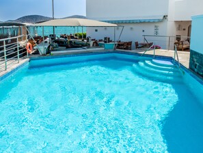 Kolam renang terbuka, dibuka dari pukul 8:00 hingga 19:30, payung kolam 