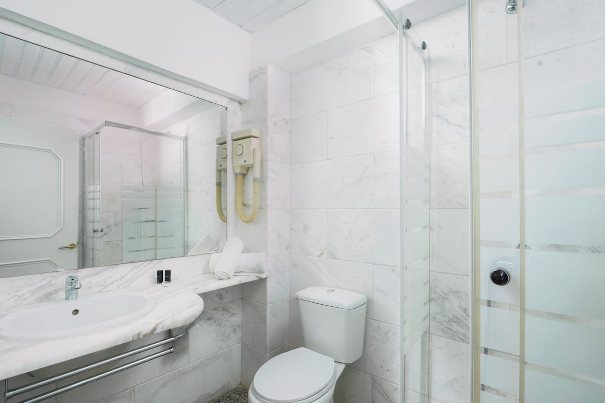 Doppelzimmer, Meerblick | Badezimmer | Handtücher