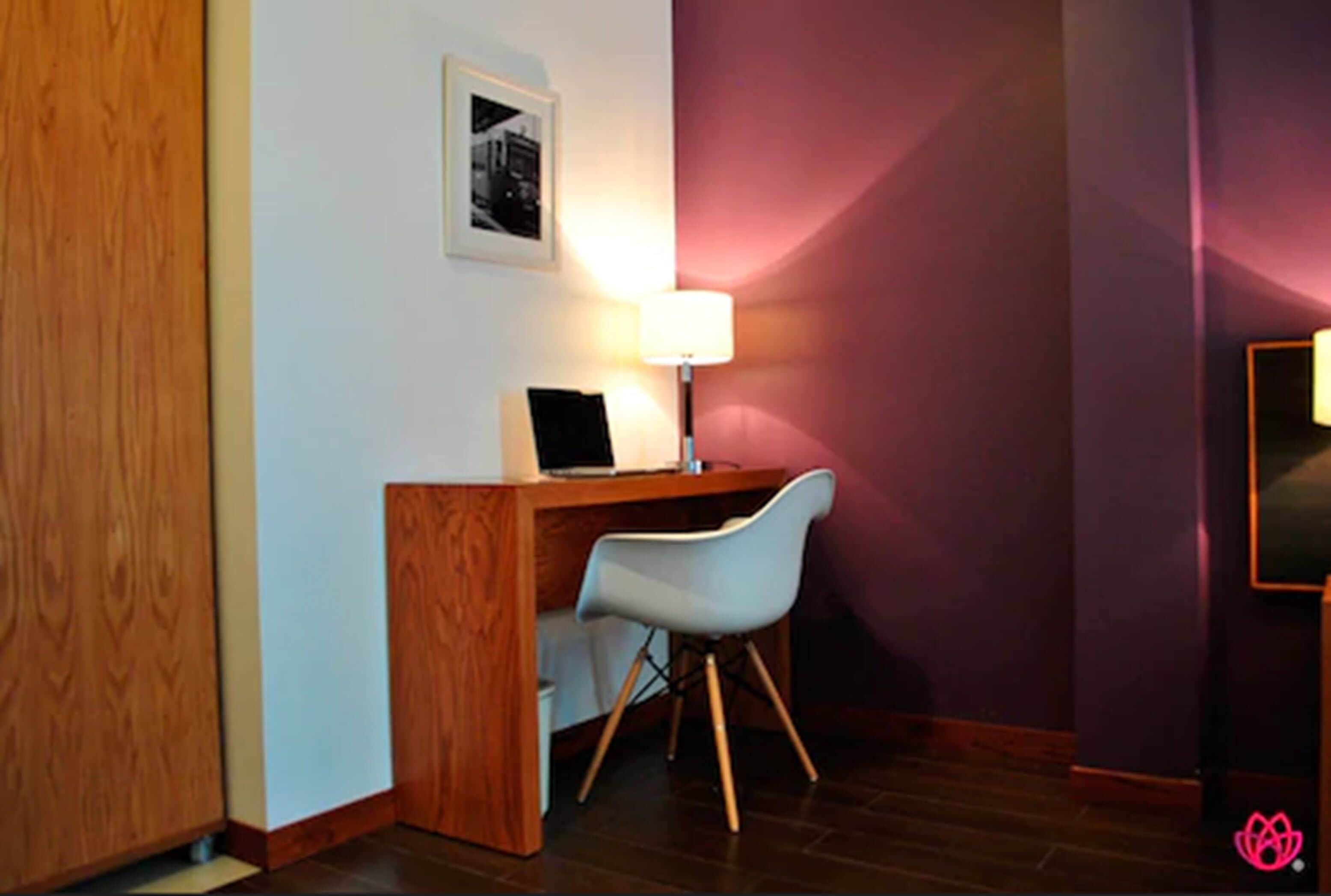 standard room, 1 king bed | in-room safe, desk, iron/ironing board, free wifi