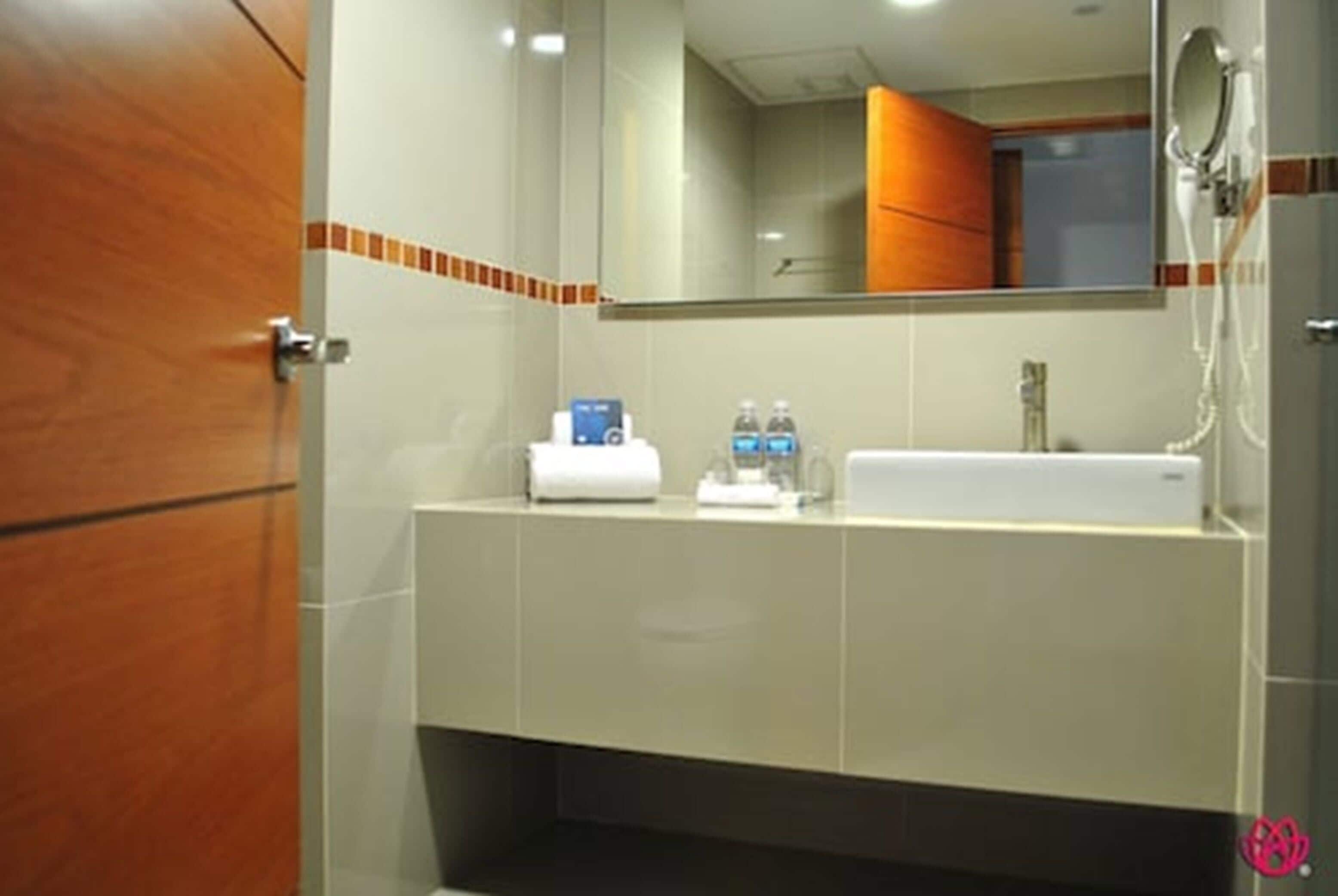 executive room, 1 king bed | bathroom sink