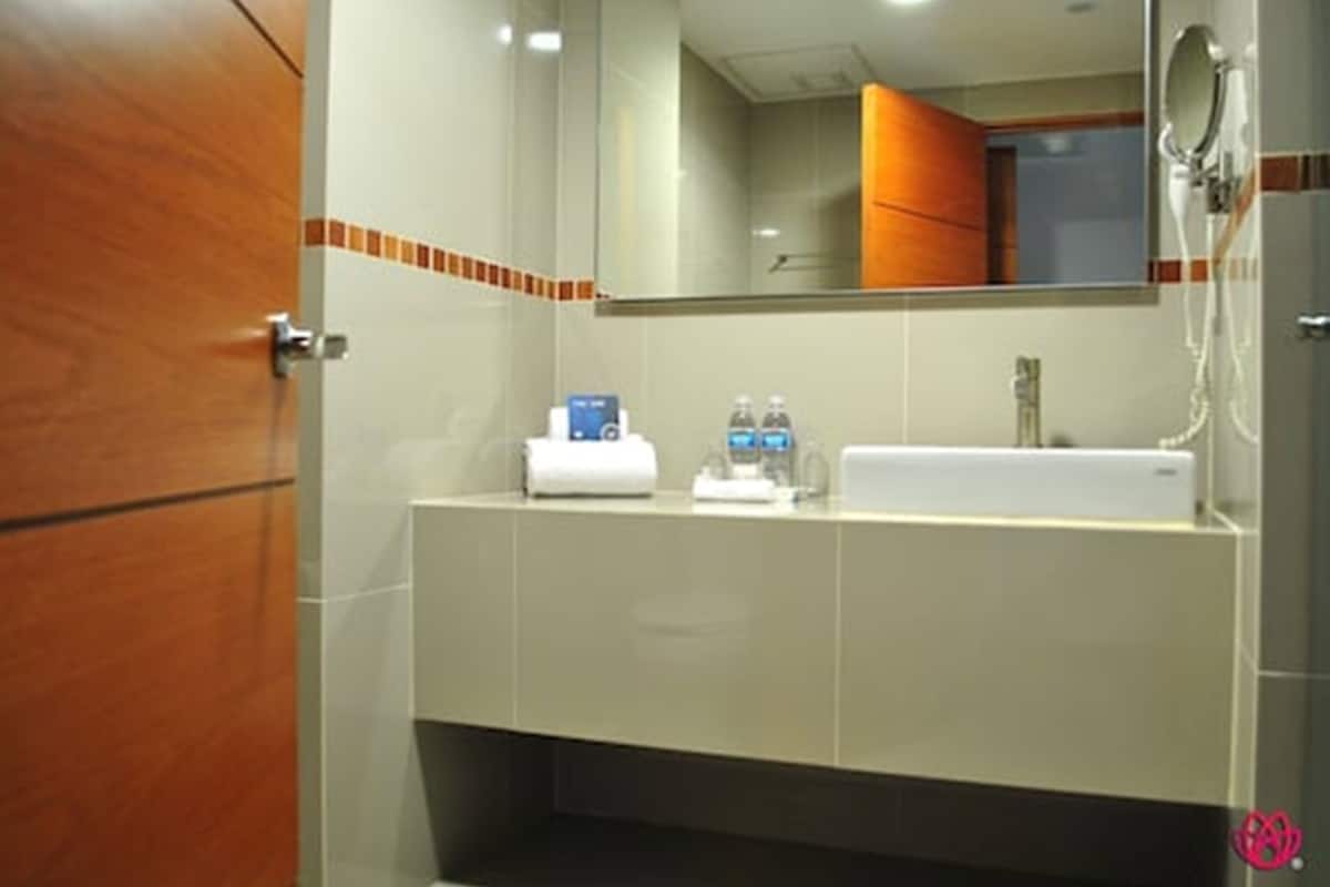 executive room, 1 king bed | bathroom sink