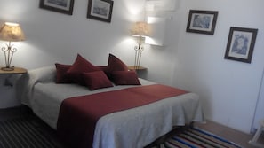 Standardzimmer, 1 Doppelbett | Bügeleisen/Bügelbrett, Bettwäsche