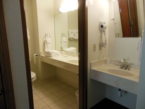 Combined shower/bathtub, free toiletries, hair dryer