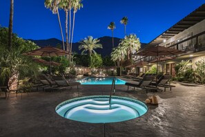 Outdoor pool, pool umbrellas, sun loungers - Santiago Resort - Palm Springs Premier Gay Men’s Resort (Palm Springs)