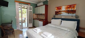 Studio (for 2) | Soundproofing, iron/ironing board, free WiFi, bed sheets