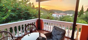 تجهيزات عازلة للصوت ومكواة/لوح كي وواي فاي مجانًا وملاءات أسرّة