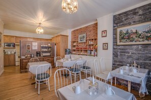 Desayuno continental diario (CAD 35 por persona)