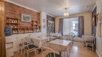 Desayuno continental (CAD 35 por persona)