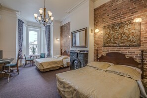 Escritorio, cortinas blackout y tabla de planchar con plancha 