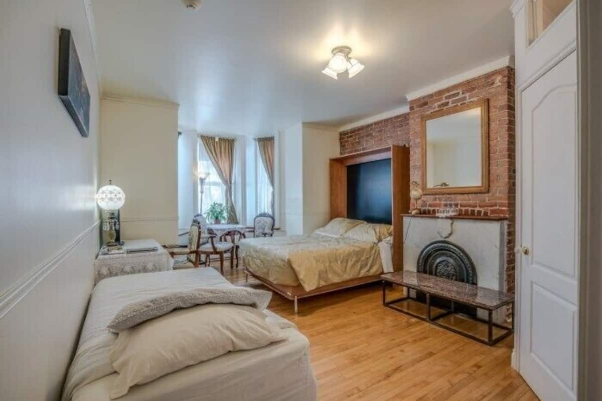 Escritorio, cortinas blackout y tabla de planchar con plancha