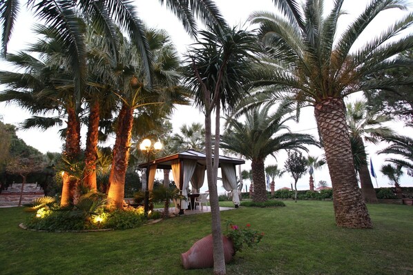 Exterior - Ballos Apartments (Marathon)