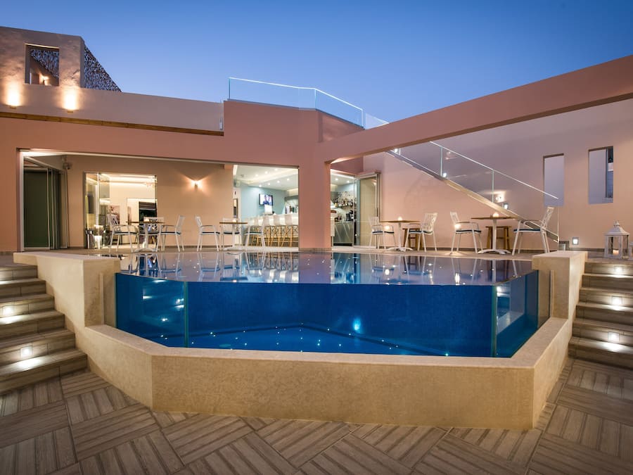 2 ulkouima-allasta avoinna 8.00–0.00, aurinkovarjoja, aurinkotuoleja