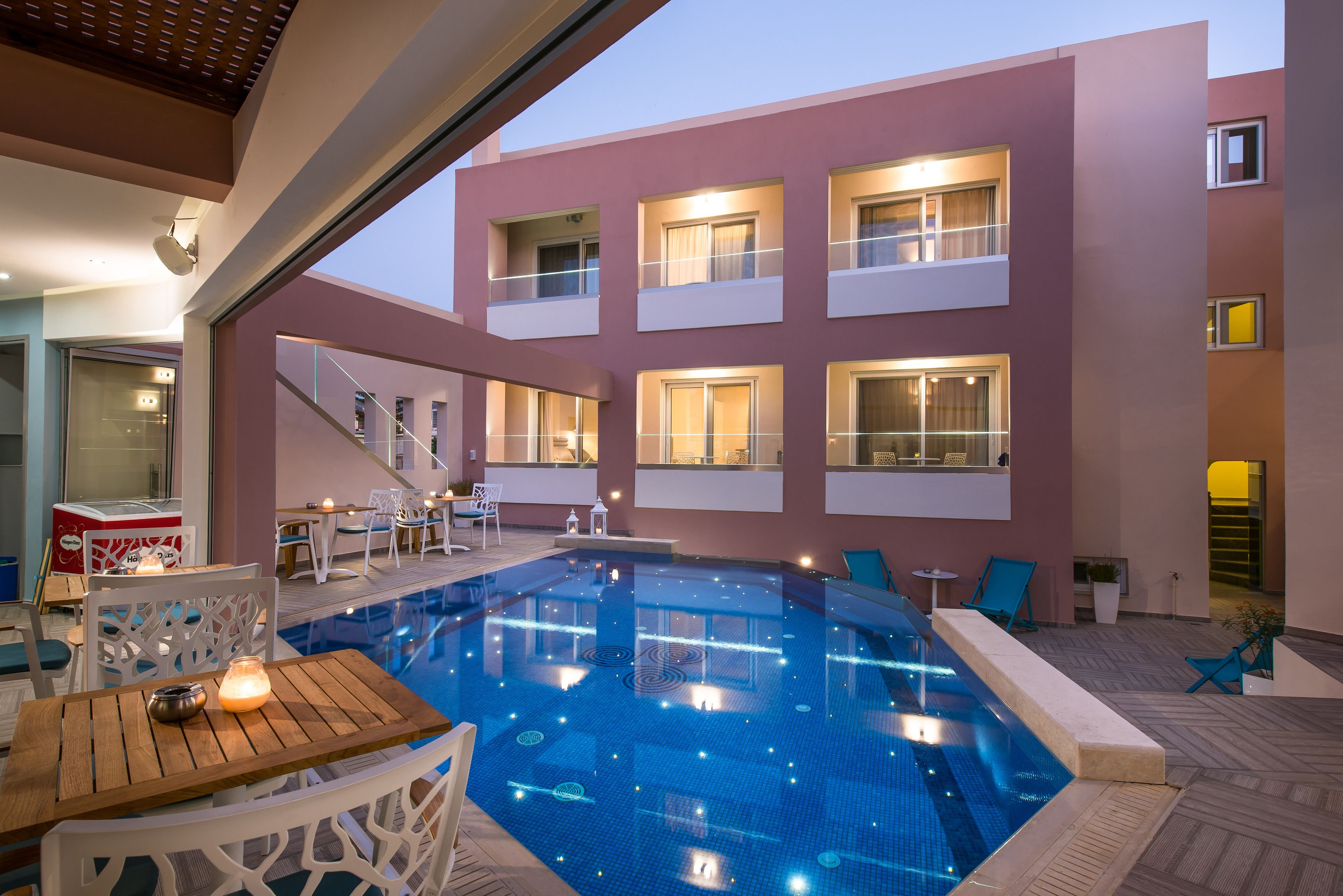 2 座室外游泳池，開放時間為 08:00 至 00:00，提供泳池遮陽傘和日光浴躺椅