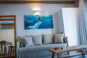 Suite (King) | Oppholdsområde | En 42-tommers plasma-TV med Parabol-TV samt smart-TV