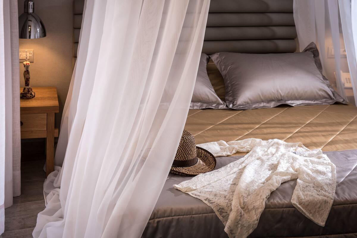 Suite (King) | Premium bedding, pillow-top beds, in-room safe, soundproofing