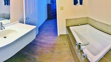 Executive Room, 1 King Bed | Private spa tub