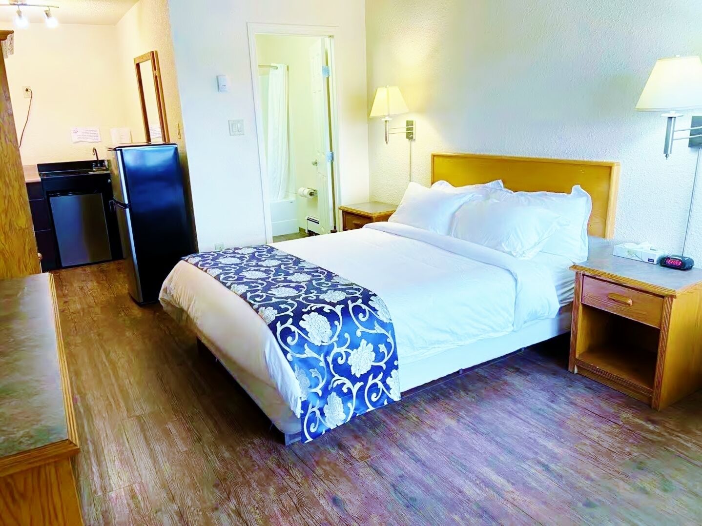 Premium bedding, down comforters, iron/ironing board, free WiFi