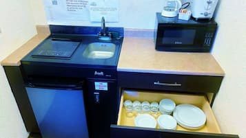 Frigorífico pequeño, microondas, placa de cocina y tostadora
