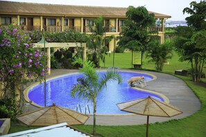 Alberca al aire libre y camastros 