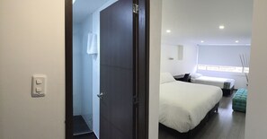 Cofres nos quartos, escrivaninha, ferros/tábuas de passar roupa