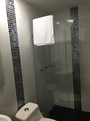 Single Room | Bathroom | Shower, hair dryer, towels - Hotel Metro 26 (Bogotá)