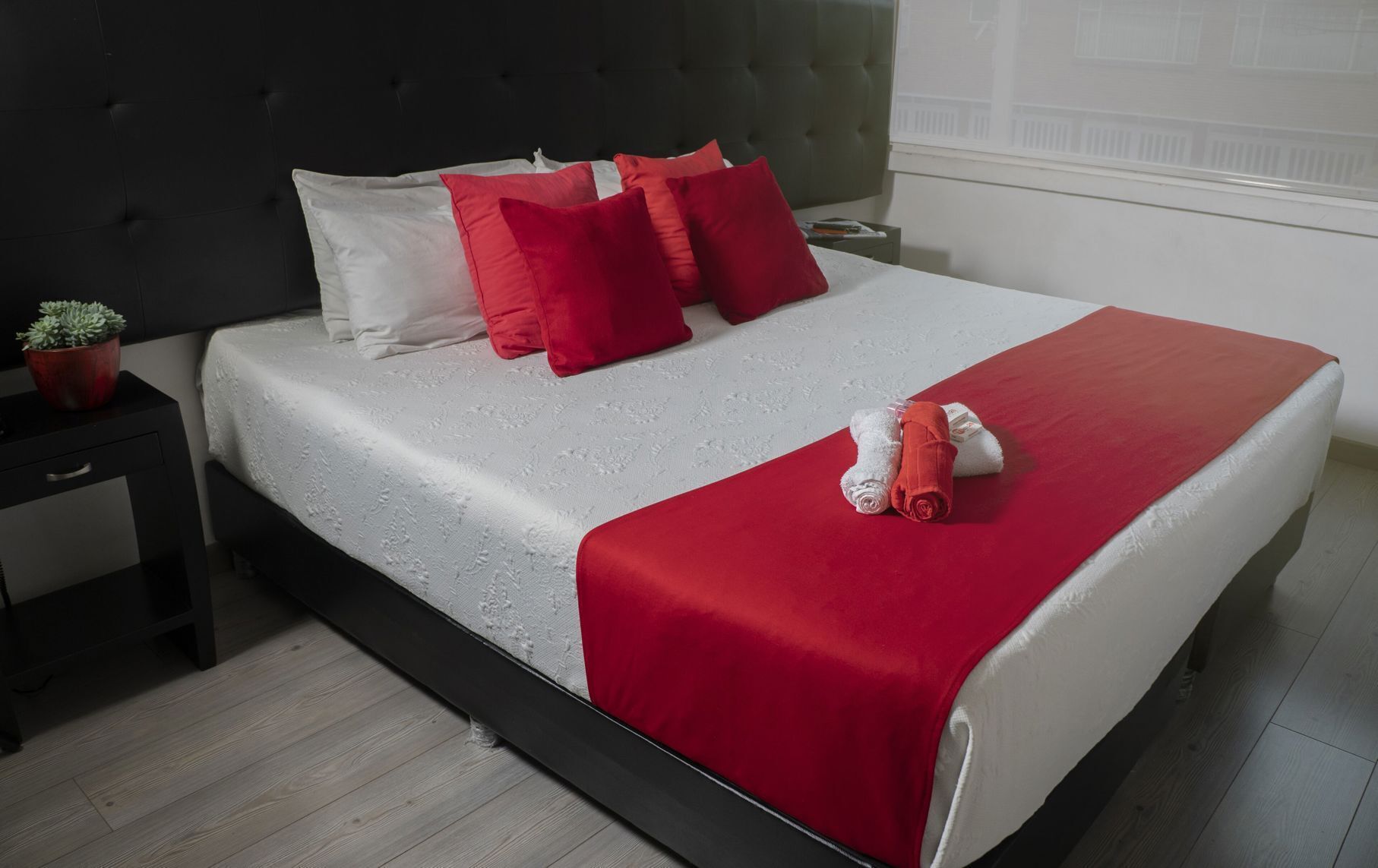 Tallelokero huoneessa, työpöytä, silitysrauta/-lauta, ilmainen Wi-Fi