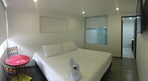 In-room safe, desk, iron/ironing board, free WiFi - Hotel Metro 26 (Bogotá)