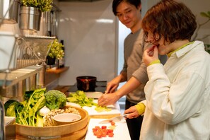 Full-size fridge, microwave, stovetop, coffee/tea maker - Casa Blanca Guesthouse - Hostel (Nagasaki)