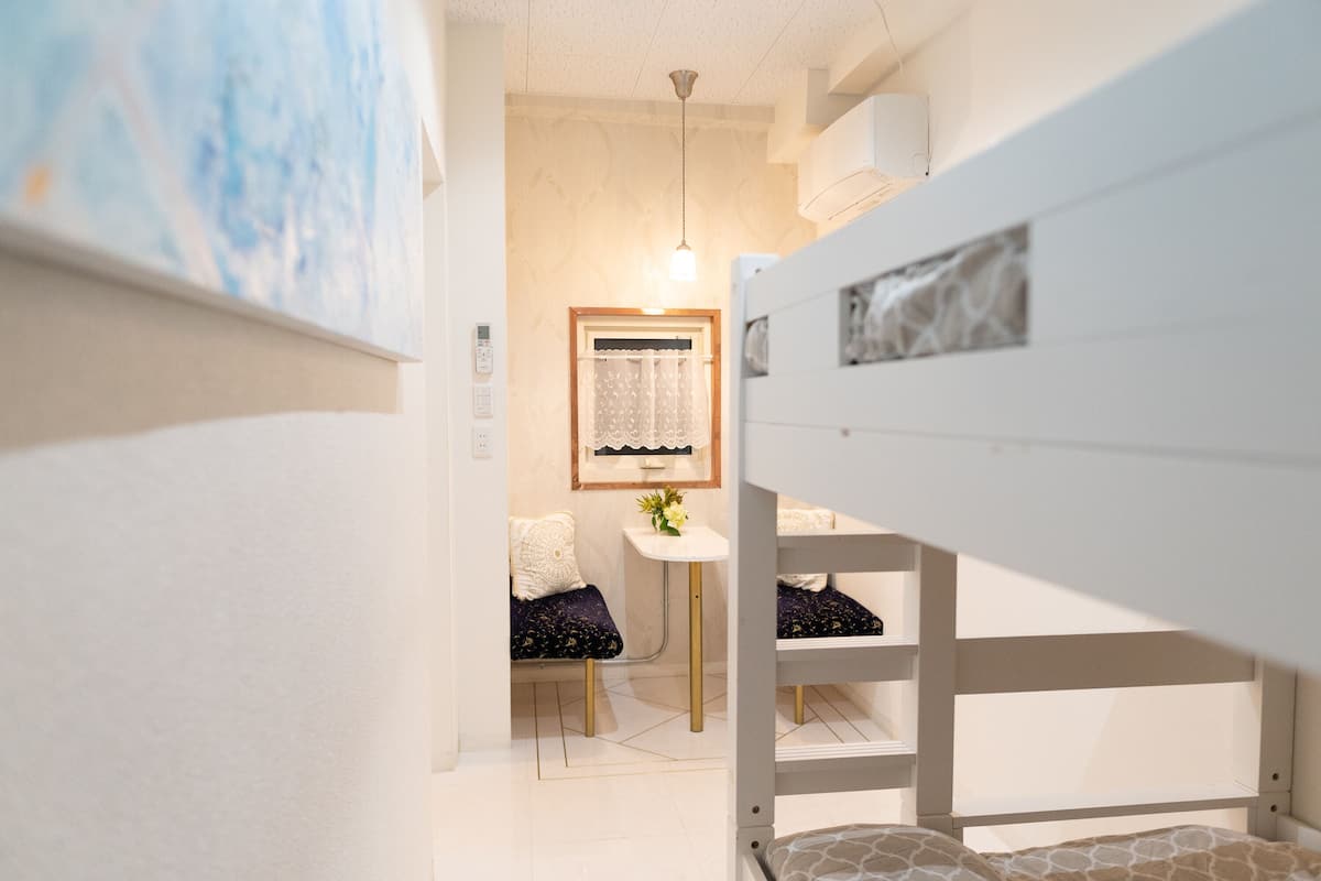 Camera con 2 letti singoli, per sole donne, non fumatori, bagno condiviso | 1 camera, con stile personalizzato, con arredamento individuale