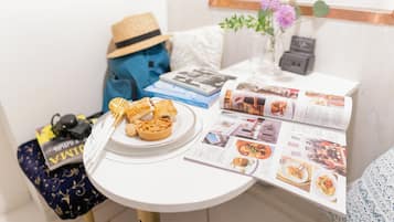 Habitación con 2 camas individuales, solo para mujeres, para no fumadores, baño compartido | Tabla de planchar con plancha, wifi gratis y decoración personalizada