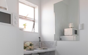 Penthouse | Bathroom | Shower, free toiletries, hair dryer, slippers - Casa Blanca Guesthouse - Hostel (Nagasaki)