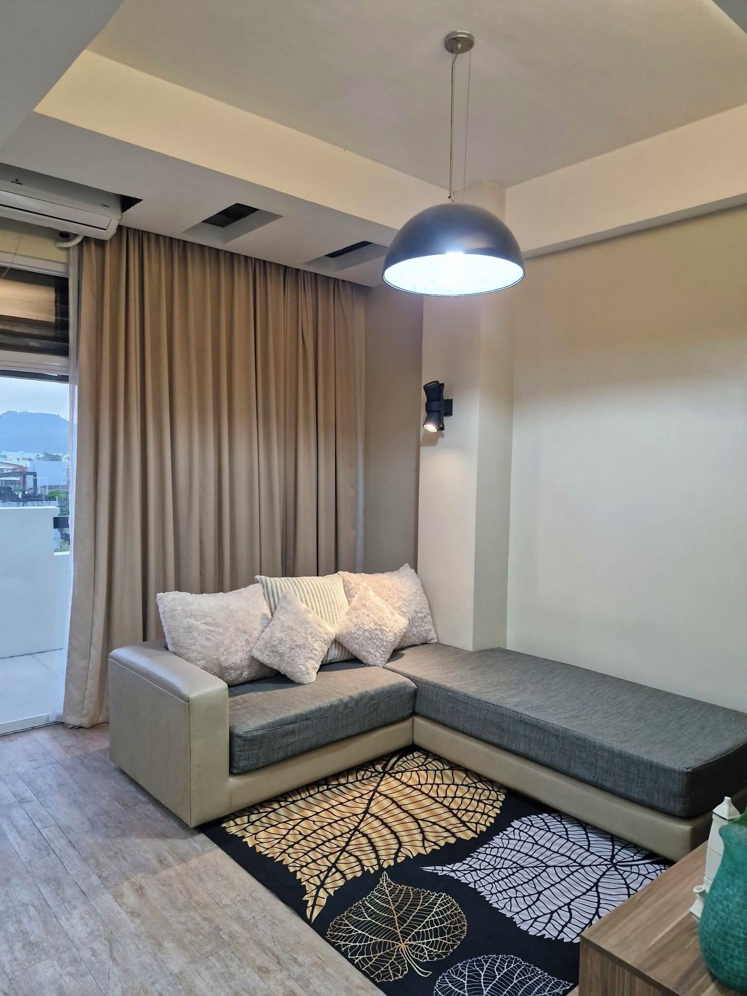 Studiosuite – premium | Oppholdsområde | En 45-tommers smart-TV med kabel-kanaler