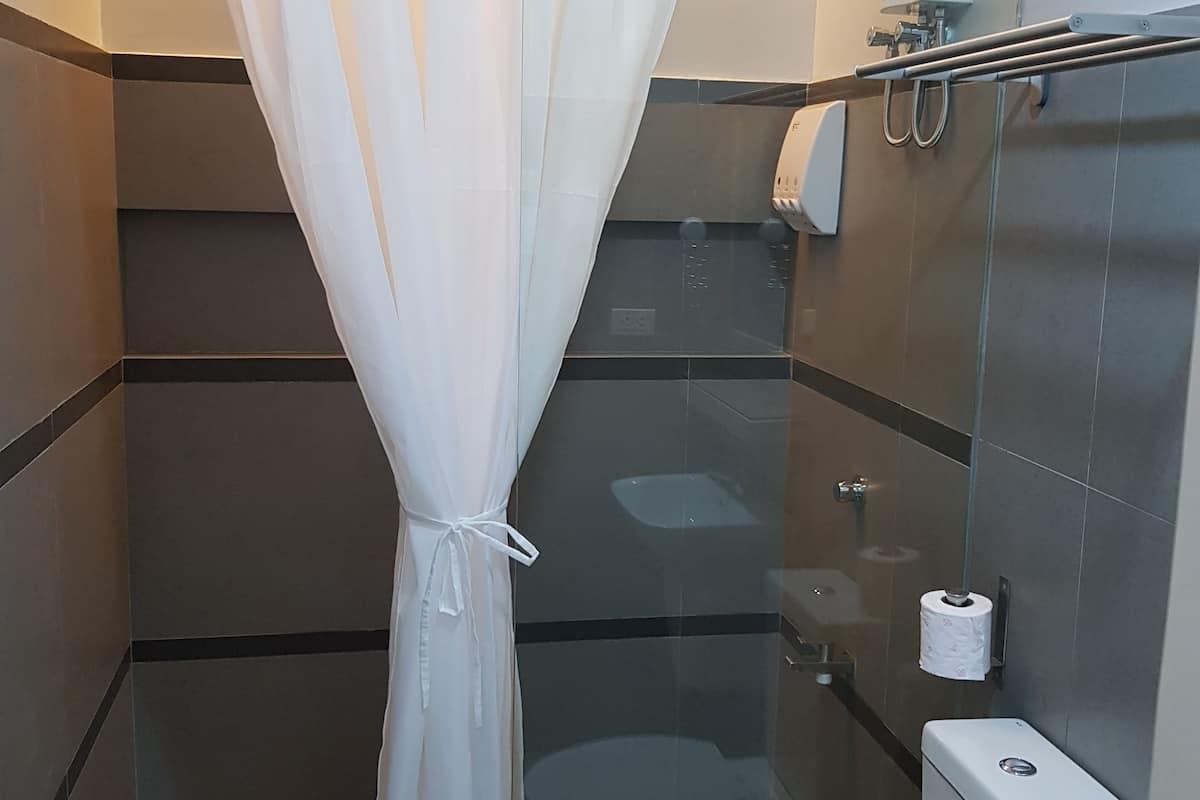 junior room, non smoking | bathroom | shower, rainfall showerhead, free toiletries, hair dryer