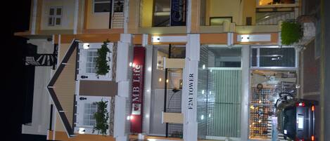 住宿正面 (夜晚)