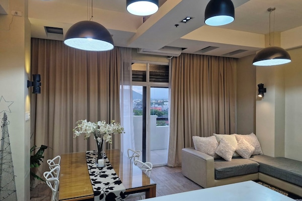 Premium-Penthouse | Essbereich im Zimmer